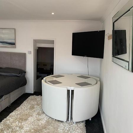 Beautiful Studio Apartment Milford Haven Ngoại thất bức ảnh