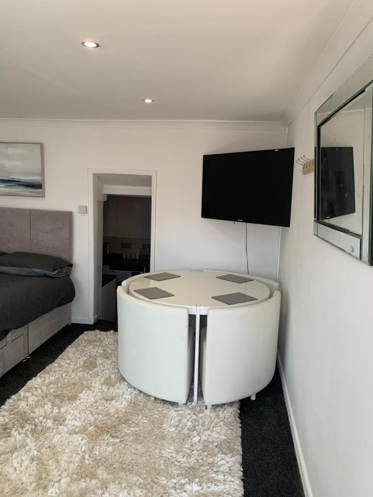 Beautiful Studio Apartment Milford Haven Ngoại thất bức ảnh